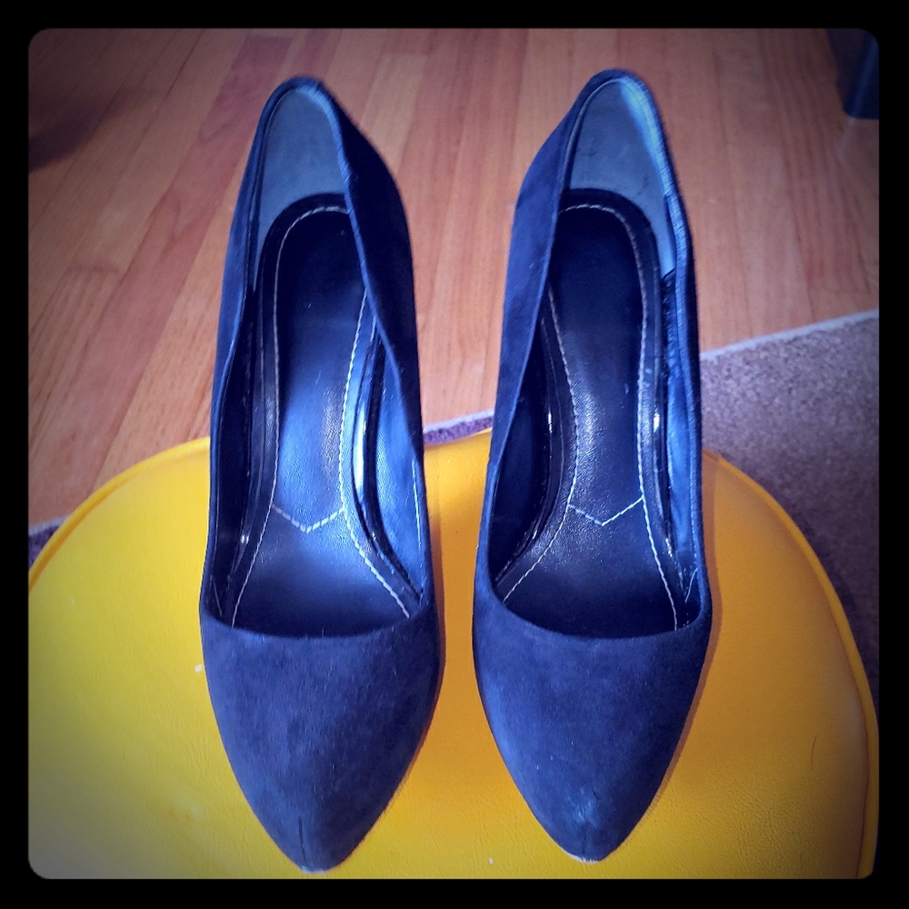 Black suede platform pumps